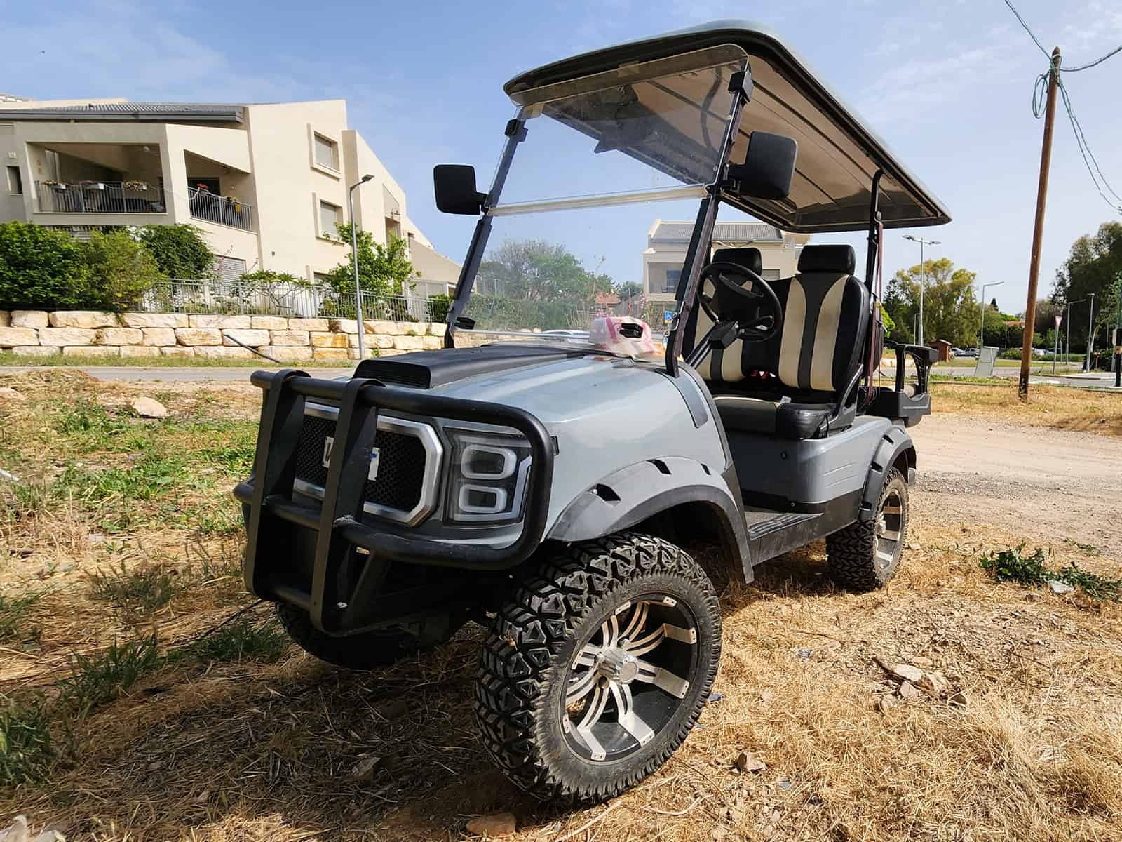 רכב תפעולי מוגבה 4 מקומות כחדש