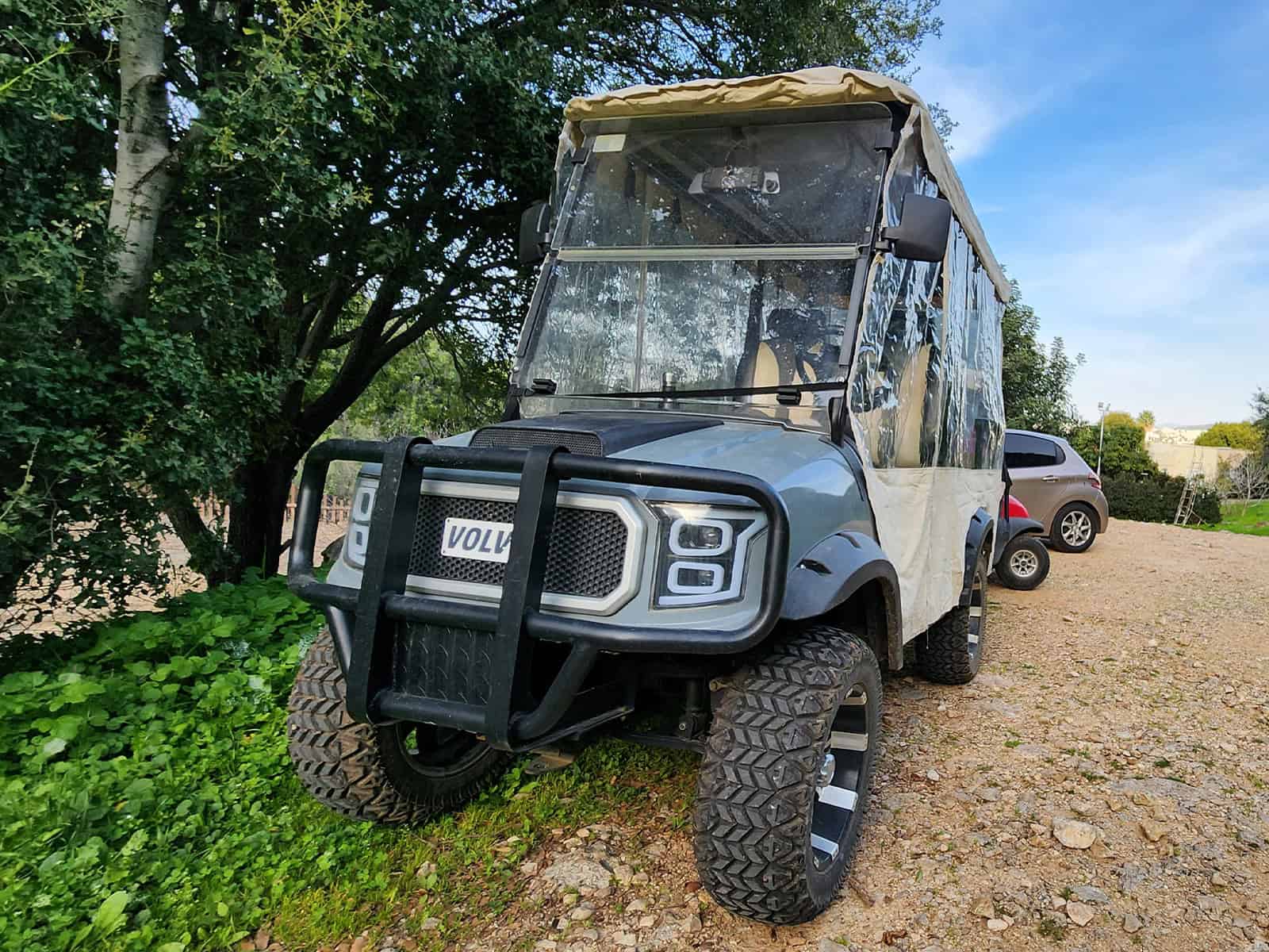 VOLVIT מוגבה עם גלגלי שטח כחדש