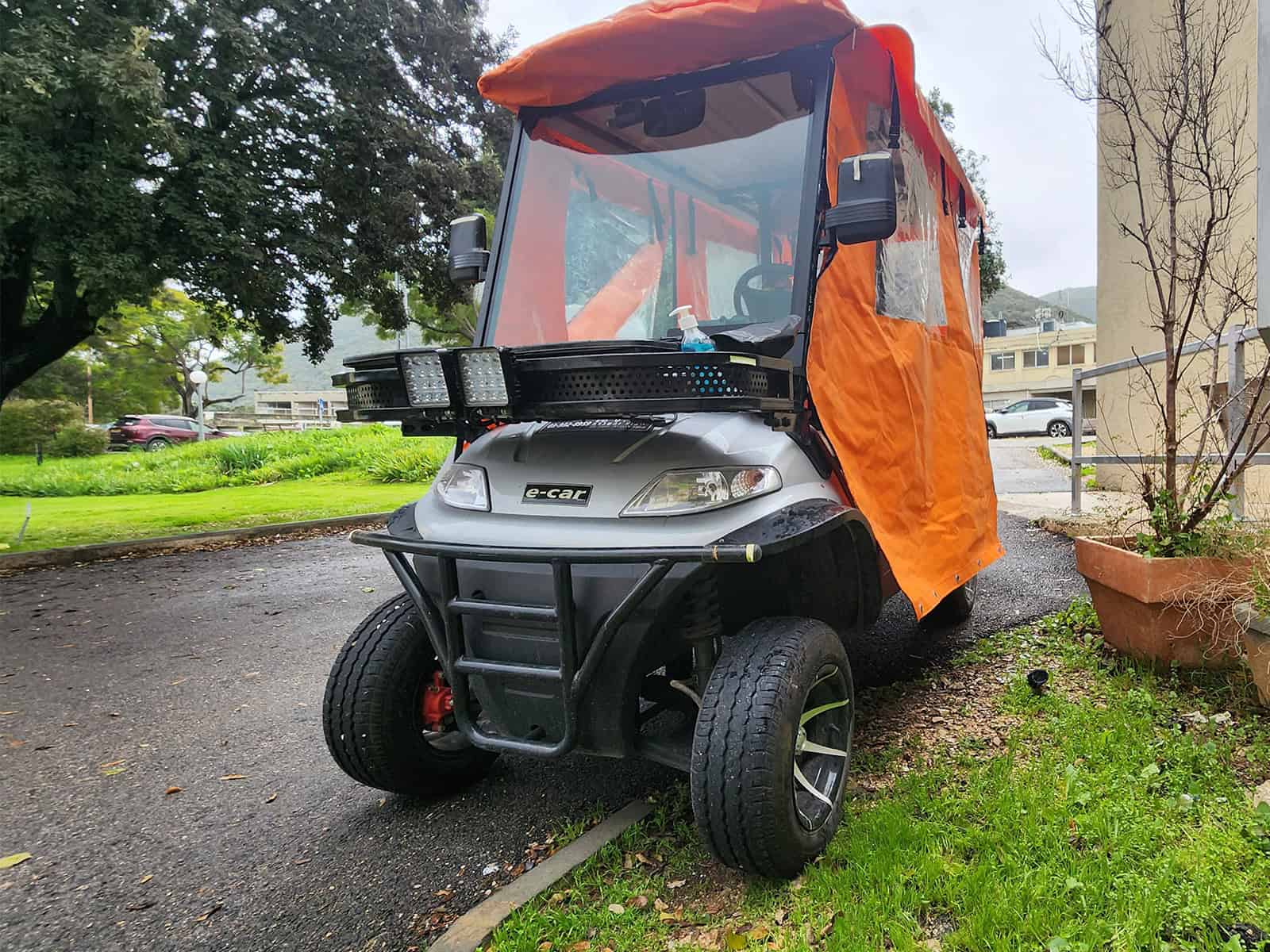 רכב תפעולי מוגבה עם גלגלי שטח